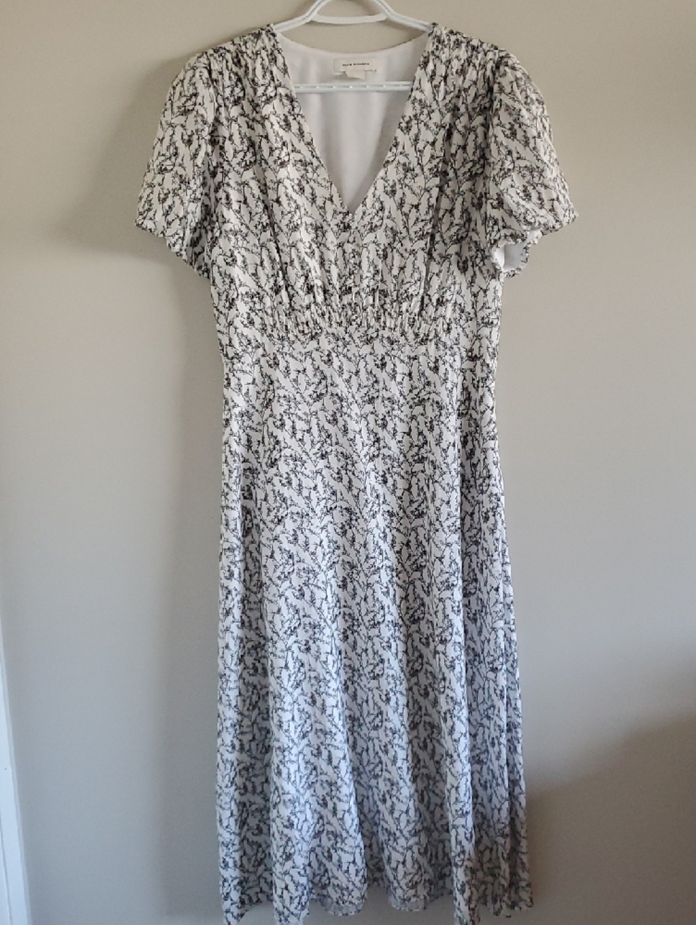 Club Monaco White and Navy Floral Midi V-Neck Puffy Sleeves Dress Sz 8 Feminine